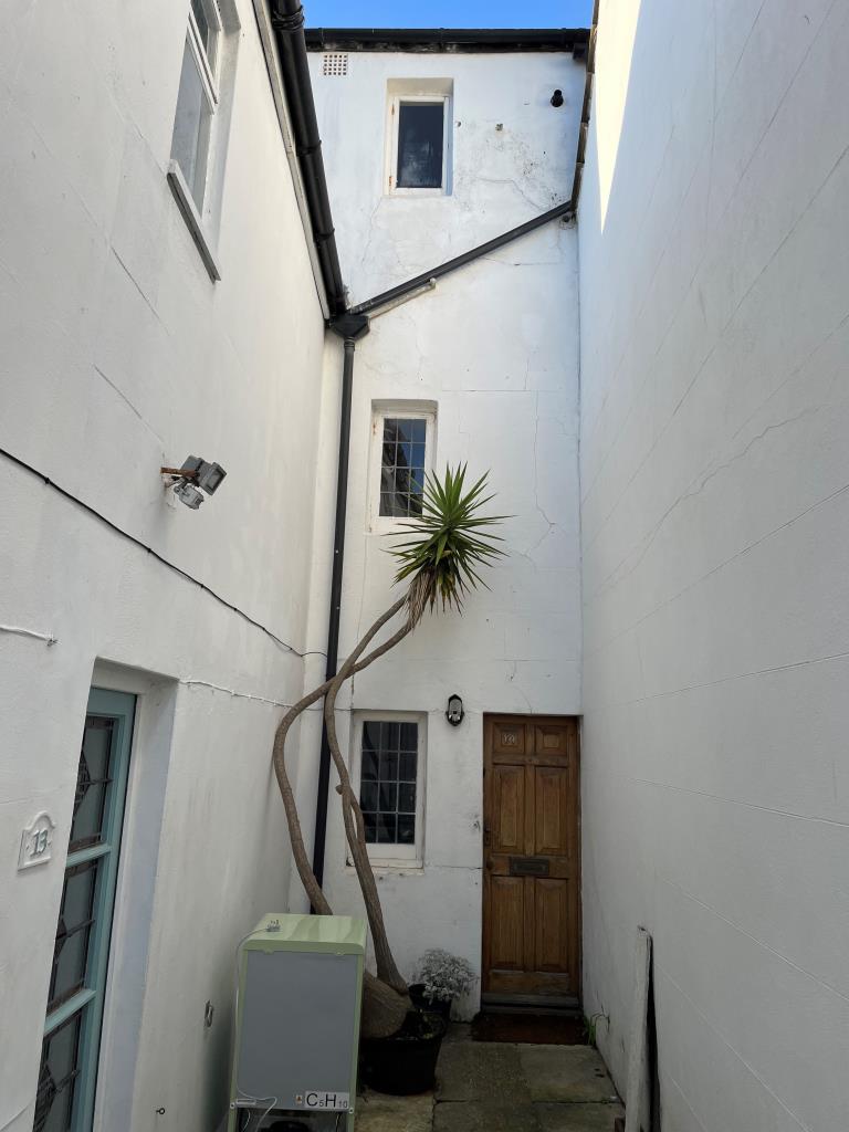 Lot: 13 - ONE-BEDROOM TOWN HOUSE FOR UPDATING IN CENTRAL BRIGHTON - Front
